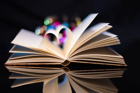 In der kommenden Woche vom 9. bis 13. Oktober 2023 sind fünf Autorinnen und Autoren von Kinder- und Jugendbüchern aus Deutschland in Südtirol zu Gast. (Foto: Unsplash/Crazzolara)