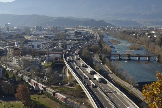 Hauptemissionsquelle der Stickoxide (NOx) ist der Straßenverkehr (im Bild die Brennerautobahn bei Bozen). (Foto: LPA/Daniel Rabanser)