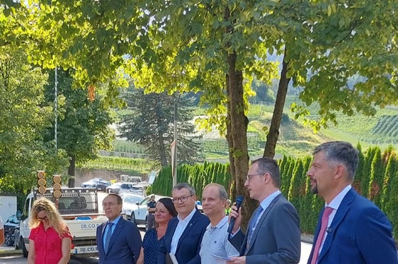 Landesrat Alfreider (erster von rechts) und Bürgermeister Ebner (zweiter von rechts) betonten, dass durch die enge Zusammenarbeit von Land, Gemeinde und ausführenden Unternehmen mehrere Maßnahmen in einem einzigen Bauvorhaben umgesetzt werden konnten. (Foto: LPA/Ressort Infrastrukturen und Mobilität)