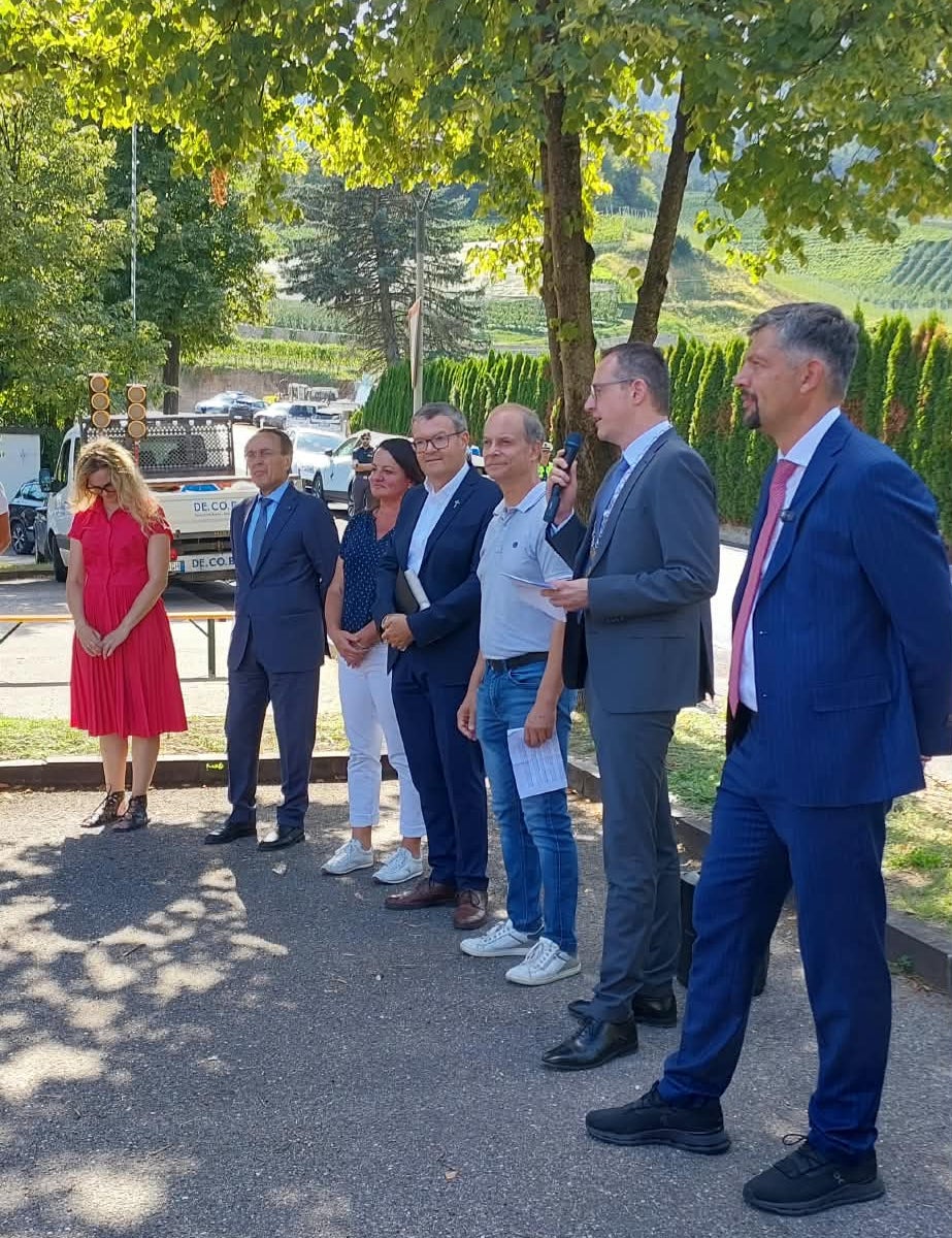 L’assessore provinciale Alfreider (primo da destra nella foto) e il sindaco Ebner (secondo da destra) hanno sottolineato che, grazie alla stretta collaborazione tra Provincia, Comune e imprese esecutrici, è stato possibile realizzare diverse misure nell’ambito di un unico progetto edilizio. (Foto: USP/Dipartimento Infrastrutture e Mobilità)