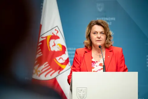 Il disegno di legge mira a rafforzare il volontariato e il servizio civile in Alto Adige, ha affermato l'assessora Rosmarie Pamer durante la presentazione della legge provinciale sull'elenco provinciale degli enti che svolgono attività di interesse generale e disposizioni sul terzo settore. (Foto: USP/Fabio Brucculeri)