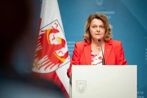 Der Gesetzentwurf wolle das Ehrenamt und das Freiwilligenwesen in Südtirol stärken, sagte Landesrätin Rosmarie Pamer bei der Vorstellung des Landesgesetzes zur Einrichtung des Landesverzeichnisses der Körperschaften, die Tätigkeiten von allgemeinem Interesse ausüben, und Bestimmungen zum Dritten Sektor. (Foto: LPA/Fabio Brucculeri)