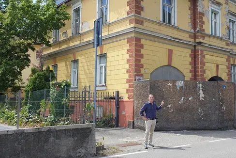 L'assessore provinciale Massimo Bessone davanti all'edificio di via Vittorio Veneto 5, che sarà ristrutturato e diventerà la Casa delle associazioni di lingua italiana (Foto: ASP)