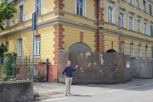 Landesrat Massimo Bessone vor dem Gebäude in der Vittorio-Vento-Straße 5 in Bozen, das renoviert und zum Haus der italienischsprachigen Vereine werden soll. (Foto: LPA)