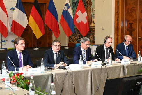Trentino-Südtirol übergibt den Eusalp-Vorsitz an die Schweiz (v.l.): LR Bisesti, LH Fugatti, LH Kompatscher, Regierungsrat Rathgeb, LH Mattle bei der Pressekonferenz am Rande der Eusalp-Generalversammlung in Trient. (Foto: Nicola Eccher/ Presseamt Trentino)