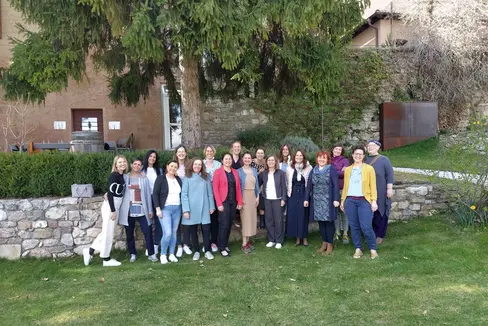 Die Absolventinnen der Kursfolge sind Brigitte Alber, Julia Dalsant, Sonja Ellemunt, Monica Katherina Kirchler, Sandra Lechthaler, Silvia Markart, Dorothea Neumair, Roberta Oberhofer, Nadja Pedross, Barbara Pfraumer, Margareth Sapelza, Barbara Schwingshackl, Gabriela Seeber, Daniela Tonezzani, Anna Uhl, Iris Unterhofer, Priska Weber und Judith Wieser. (Foto: LPA/Bildungsdirektion)