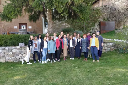 Die Absolventinnen der Kursfolge sind Brigitte Alber, Julia Dalsant, Sonja Ellemunt, Monica Katherina Kirchler, Sandra Lechthaler, Silvia Markart, Dorothea Neumair, Roberta Oberhofer, Nadja Pedross, Barbara Pfraumer, Margareth Sapelza, Barbara Schwingshackl, Gabriela Seeber, Daniela Tonezzani, Anna Uhl, Iris Unterhofer, Priska Weber und Judith Wieser. (Foto: LPA/Bildungsdirektion)