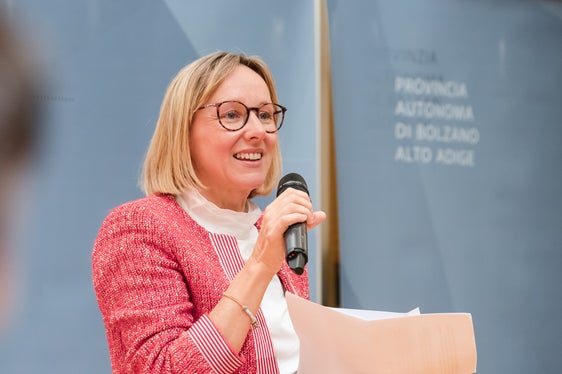 Il 25 settembre, come riporta l’assessora provinciale al Personale Magdalena Amhof, i dipendenti delle scuole provinciali troveranno sulla busta paga gli arretrati relativi ai mesi da gennaio ad agosto e l’aumento salariale in termini reali per settembre. L’aumento ammonta a 400 euro lordi a persona, calcolato su 13 mensilità. (Foto: USP/Bernhard Aichner)