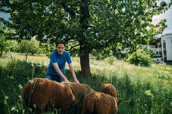 Miriam vom Biosozialhof Vintlerhof in Brixen wird unter anderem im Kurzfilm der Farmfluencers of South Tyrol vorgestellt. (Foto: LPA)