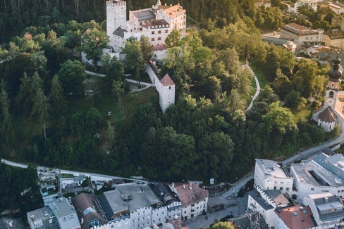 Vista su Brunico: il capoluogo pusterese è il primo Comune dell'Alto Adige ad aver elaborato un Programma di sviluppo comunale. (Foto: Unsplash. Può essere utilizzata soltanto per la pubblicazione di questo comunicato stampa).