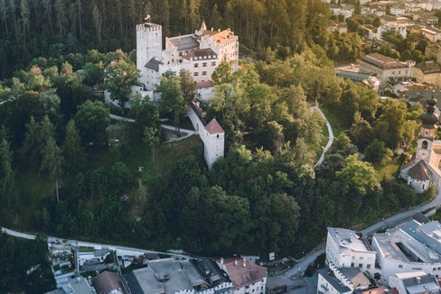 Blick auf Bruneck: Der Pusterer Hauptort hat als erste Stadtgemeinde in Südtirol ein Gemeindeentwicklungsprogramm ausgearbeitet. (Foto: Unsplash - Das Foto darf nur in Zusammenhang mit dieser Aussendung verwendet werden)