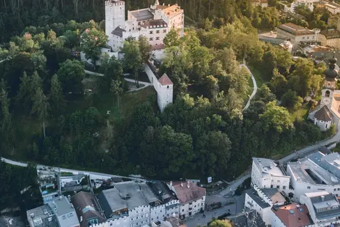 Blick auf Bruneck: Der Pusterer Hauptort hat als erste Stadtgemeinde in Südtirol ein Gemeindeentwicklungsprogramm ausgearbeitet. (Foto: Unsplash - Das Foto darf nur in Zusammenhang mit dieser Aussendung verwendet werden)