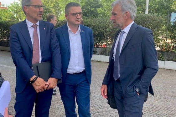 Vorbereitung auf das Treffen im Umweltministerium (von links): Landeshauptmann Arno Kompatscher, der Trentiner Landeshauptmann Maurizio Fugatti, Landesrat Arnold Schuler (Foto: LPA)