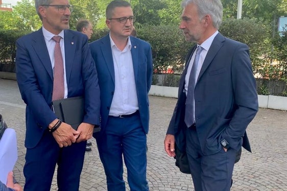 Vorbereitung auf das Treffen im Umweltministerium (von links): Landeshauptmann Arno Kompatscher, der Trentiner Landeshauptmann Maurizio Fugatti, Landesrat Arnold Schuler (Foto: LPA)
