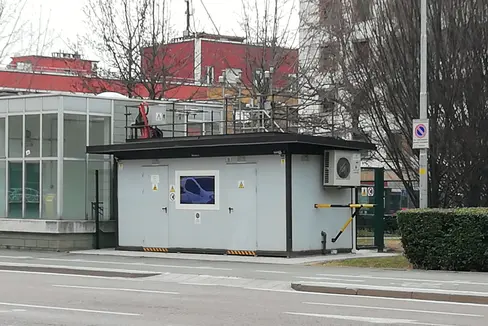 Die Umweltagentur überwacht seit Jahren kontinuierlich die Luftqualität mit einem Netz aus fixen Messstationen (im Bild am Hadrianplatz in Bozen), mobilen Stationen und Passiv-Sammlern. (Foto: LPA/Agentur für Umwelt und Klimaschutz)