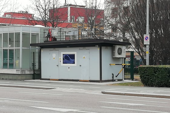 Die Umweltagentur überwacht seit Jahren kontinuierlich die Luftqualität mit einem Netz aus fixen Messstationen (im Bild am Hadrianplatz in Bozen), mobilen Stationen und Passiv-Sammlern. (Foto: LPA/Agentur für Umwelt und Klimaschutz)