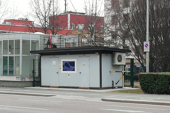 Die Umweltagentur überwacht seit Jahren kontinuierlich die Luftqualität mit einem Netz aus fixen Messstationen (im Bild am Hadrianplatz in Bozen), mobilen Stationen und Passiv-Sammlern. (Foto: LPA/Agentur für Umwelt und Klimaschutz)