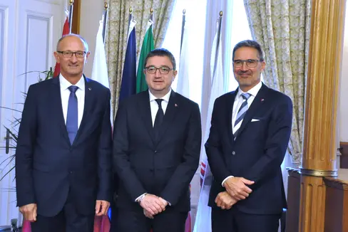 Austausch: Die Landeshauptleute von Tirol, Anton Mattle, Trentino, Maurizio Fugatti, und Südtirol, Arno Kompatscher, (v.l.) sind in Trient am Rande des Eusalp-Jahresforums zusammengetroffen. (Foto: Presseamt Trentino)