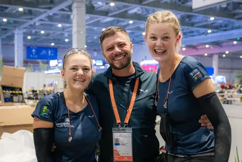 WorldSkills 2026: Landschaftsgärtnerin Manuela Kerschbaumer, Experte Manuel Kostner und Landschaftsgärtnerin Jana Mair auf ihrer Wettkampffläche in Shanghai. (Foto: LPA/Fachschule Laimburg)