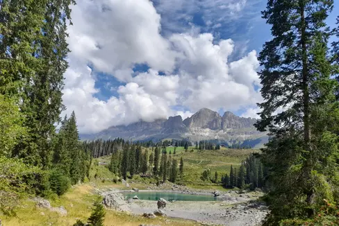 Oggi, 31 agosto, si conclude l'estate meteorologica che passerà agli annali come la seconda più calda dall'inizio delle rilevazioni, secondo il report dell'Ufficio meteorologico provinciale. Nell'immagine il lago di Carezza (Foto: ASP/Maja Clara)