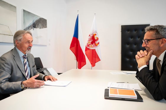 Tra i due interlocutori istituzionali è emersa una chiara visione comune. Il console generale Ivan Počuch ha più volte ribadito al presidente Arno Kompatscher l’importanza che ha nel suo ruolo alla guida del Consolato Generale della Repubblica Ceca a Milano la cooperazione con le Regioni del Nord Italia che, sia direttamente o indirettamente, possa sviluppare sinergie ad esempio tra le imprese dei diversi territori”. (Foto: USP/Fabio Brucculeri)