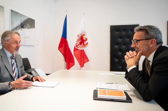 Tra i due interlocutori istituzionali è emersa una chiara visione comune. Il console generale Ivan Počuch ha più volte ribadito al presidente Arno Kompatscher l’importanza che ha nel suo ruolo alla guida del Consolato Generale della Repubblica Ceca a Milano la cooperazione con le Regioni del Nord Italia che, sia direttamente o indirettamente, possa sviluppare sinergie ad esempio tra le imprese dei diversi territori”. (Foto: USP/Fabio Brucculeri)