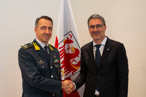 Landeshauptmann Kompatscher unterstrich die hervorragende Zusammenarbeit mit General Procucci und das ausgezeichnete Vertrauensverhältnis, das auch in schwierigen Zeiten nie versagt hat. (Foto: LPA/Fabio Brucculeri)