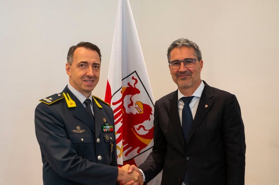 Il presidente Kompatscher ha ribadito l'eccellente collaborazione avuta con il generale Procucci e il loro ottimo rapporto di fiducia che non è mai venuto meno, nemmeno in tempi difficili (Foto: ASP/Fabio Brucculeri)