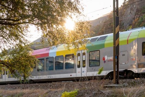 Gratuitamente, da Kufstein fino a Borghetto: il 2 dicembre, con gli abbonamenti personali al trasporto pubblico locale e con l’EuregioFamilyPass, si viaggerà gratis in tutta l‘Euregio Tirolo-Alto Adige-Trentino. (Foto: Sta/Manuela Tessaro).