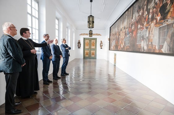 Il prevosto Eduard Fischnaller (secondo da sinistra) ha accompagnato il ministro dell'Interno bavarese Joachim Herrmann (da sinistra), il presidente della Provincia Arno Kompatscher, il vice presidente del Land Tirolo Josef Geisler e il presidente del Land Vorarlberg Markus Wallner in una visita guidata al monastero di Novacella e al museo abbaziale. (Foto: USP/Bernhard Aichner)