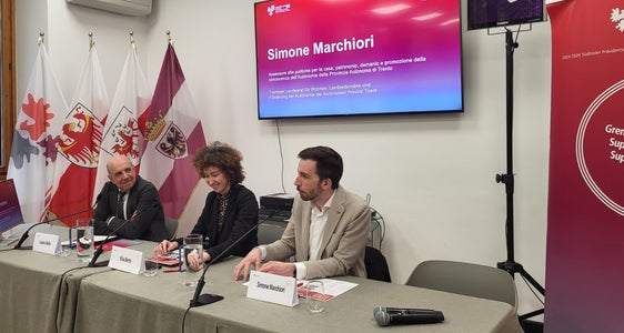 Euregio-Dienstag zum Thema Nachhaltige Wohnmodelle mit (v. l.) Luciano Malfer (FBK), Elisa Bertò (Euregio-Generalsekretariat) und dem Trentiner Landesrat für Wohnbau Simone Marchiori (Foto: Euregio)