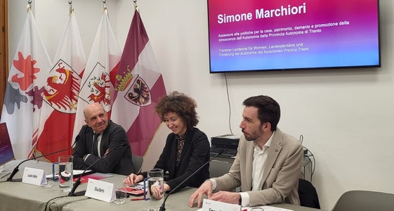 Martedì dell'Euregio dedicato alle politiche sull’abitare con (nella foto da sinistra) Luciano Malfer (FBK), Elisa Bertò (Segretariato generale dell’Euregio), Simone Marchiori (assessore alle Politiche per la casa, Patrimonio, Demanio e Promozione della conoscenza dell’Autonomia della Provincia autonoma di Trento) (Foto: Euregio)
