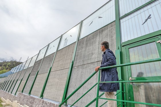 Landesrat Alfreider begutachtet die Lärmschutzwand in Aicha - Solche und ähnliche Ausgleichsmaßnahmen können die vom Bau der Zulaufstrecken für den Brennerbasistunnel betroffenen Gemeinden mit der Finanzierung von RFI umsetzen. (Foto: LPA/Ingo Dejaco)