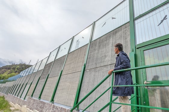 Landesrat Alfreider begutachtet die Lärmschutzwand in Aicha - Solche und ähnliche Ausgleichsmaßnahmen können die vom Bau der Zulaufstrecken für den Brennerbasistunnel betroffenen Gemeinden mit der Finanzierung von RFI umsetzen. (Foto: LPA/Ingo Dejaco)