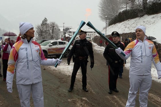 Il passaggio della fiamma da Thomas Gaiser a Isolde Kostner. Tantissima la gente presente sulle strade e le piste della Val Gardena per il passaggio del simbolo dei Giochi Olimpici. (Foto: USP)