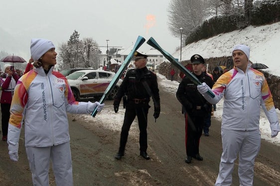 Il passaggio della fiamma da Thomas Gaiser a Isolde Kostner. Tantissima la gente presente sulle strade e le piste della Val Gardena per il passaggio del simbolo dei Giochi Olimpici. (Foto: USP)