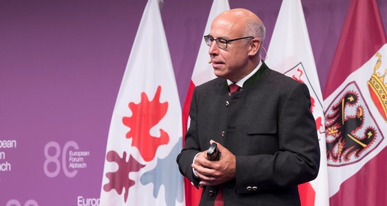 In seiner Keynote sprach Gabriel Felbermayr, Direktor des Österreichischen Instituts für Wirtschaftsforschung, insbesondere über Chancen und Herausforderungen auf kommunaler Ebene in einem immer verflochteneren globalen Kontext. (Foto: Land Tirol/Sedlak)