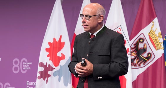 Nel suo discorso programmatico, Gabriel Felbermayr, direttore dell'Istituto austriaco di ricerca economica, ha parlato in particolare delle opportunità e delle sfide a livello comunale in un contesto globale sempre più interconnesso. (Foto: Land Tirol/Sedlak)