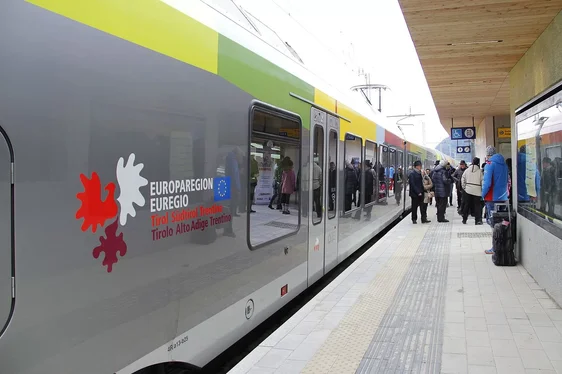 Am Samstag, 25. Mai, dürfen alle, die ein Abonnement für öffentliche Verkehrsmittel in der Euregio haben, kostenlos zwischen Borghetto und Kufstein mit Bahn, Bus und zum Teil Seilbahnen fahren. (Foto: Euregio/LPA)