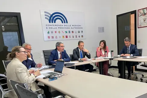 L'incontro odierno si è svolto in parte di persona e in parte online. Nella foto (da sinistra) la responsabile dell'Ufficio della Provincia a Roma, Katharina Tasser, il segretario generale della Provincia, Eros Magnago, il presidente Arno Komptascher, il presidente della Regione Friuli Venezia Giulia, Massimiliano Fedriga, la segretaria generale della Conferenza delle Regioni, Alessia Grillo, e il portavoce del presidente Fedriga, Edoardo Petiziol (Foto: Conferenza delle Regioni)