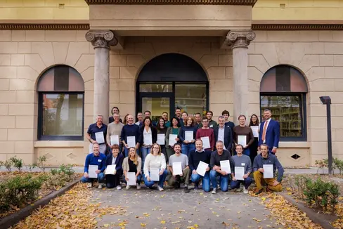 Si è recentemente concluso il corso che ha formato 32 nuovi esperti ed esperte di mobilità in Alto Adige: a premiarli, l'assessore provinciale alla Mobilità, Daniel Alfreider (nella foto, primo da destra in seconda fila), il quale ha sottolineato l'importanza di rafforzare le competenze per sviluppare soluzioni concrete che rendano la nostra mobilità quotidiana più semplice, meglio interconnessa e più sostenibile”. (Foto: USP/STA)
