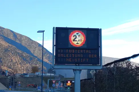 Um die Tragfähigkeit und Sicherheit der Brücke übers Riggertal zu gewährleisten, werden Fahrzeuge über 3,5 Tonnen und einer Höhe über 2,4 Meter ab Freitag, 13. Dezember umgeleitet.