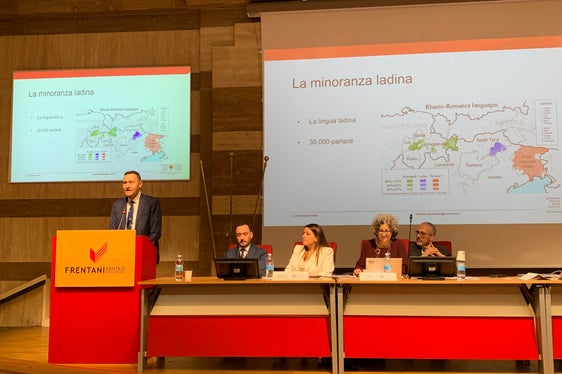 Abteilungsdirektor Stuflesser bei der Vorstellung des Beitrags Südtiroler Schulen an den durch PNRR geförderten Erasmus-Mobilitäten. (Foto: LPA/Abteilung Ladinische Bildungs- und Kulturverwaltung)