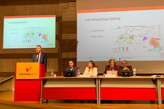 Il direttore di Ripartizione Stuflesser durante la presentazione del contributo delle scuole altoatesine alle mobilità Erasmus finanziate dal PNRR. (Foto: USP/Ripartizione Amministrazione scuola e cultura ladina)