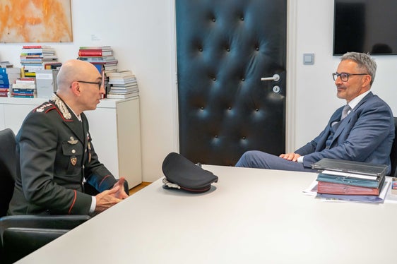 Il colonnello Carenza e il presidente Kompatscher hanno ricordato che Provincia autonoma di Bolzano e Comando provinciale dei Carabinieri hanno cooperato positivamente anche in periodi intensi e ben oltre l’ordinaria amministrazione, sia durante la pandemia da coronavirus, sia nei mesi dei Giochi olimpici e paralimpici invernali 2026. (Foto: USP/Greta Stuefer)