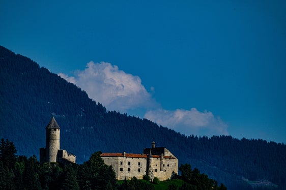 Bild des Monats August 2025: Burg Sprechenstein in der Gemeinde Freienfeld (Foto: LPA/Martin Geier)