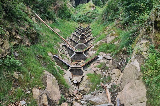 Die Bauarbeiter der Wildbachverbauung haben im Schiedmanngraben acht Gittersperren eingebaut, um damit das Bachbett zu stabilisieren. (Foto: Landesamt für Wildbach- und Lawinenverbauung Nord in der Agentur für Bevölkerungsschutz)