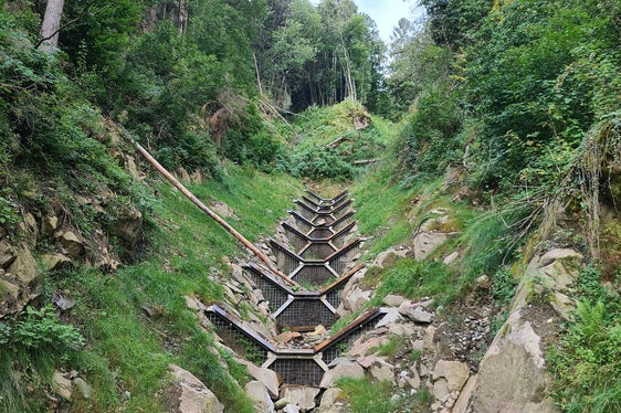 Die Bauarbeiter der Wildbachverbauung haben im Schiedmanngraben acht Gittersperren eingebaut, um damit das Bachbett zu stabilisieren. (Foto: Landesamt für Wildbach- und Lawinenverbauung Nord in der Agentur für Bevölkerungsschutz)