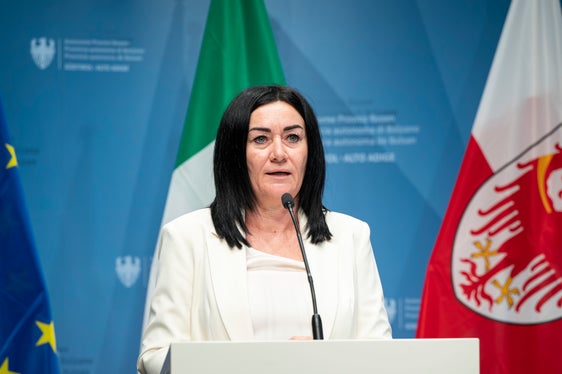 L'assessora provinciale Ulli Mair: L'efficacia delle misure è stata attentamente valutata. Per questo motivo non vengono solo prorogate per tre anni, ma anche ampliate in modo mirato, anche attraverso la promozione di sistemi di localizzazione GPS e di servizi di vigilanza privati. Questo non solo andrà a vantaggio delle imprese, ma anche del senso di sicurezza nelle nostre città e nei nostri paesi. (Foto: USP/Fabio Brucculeri)