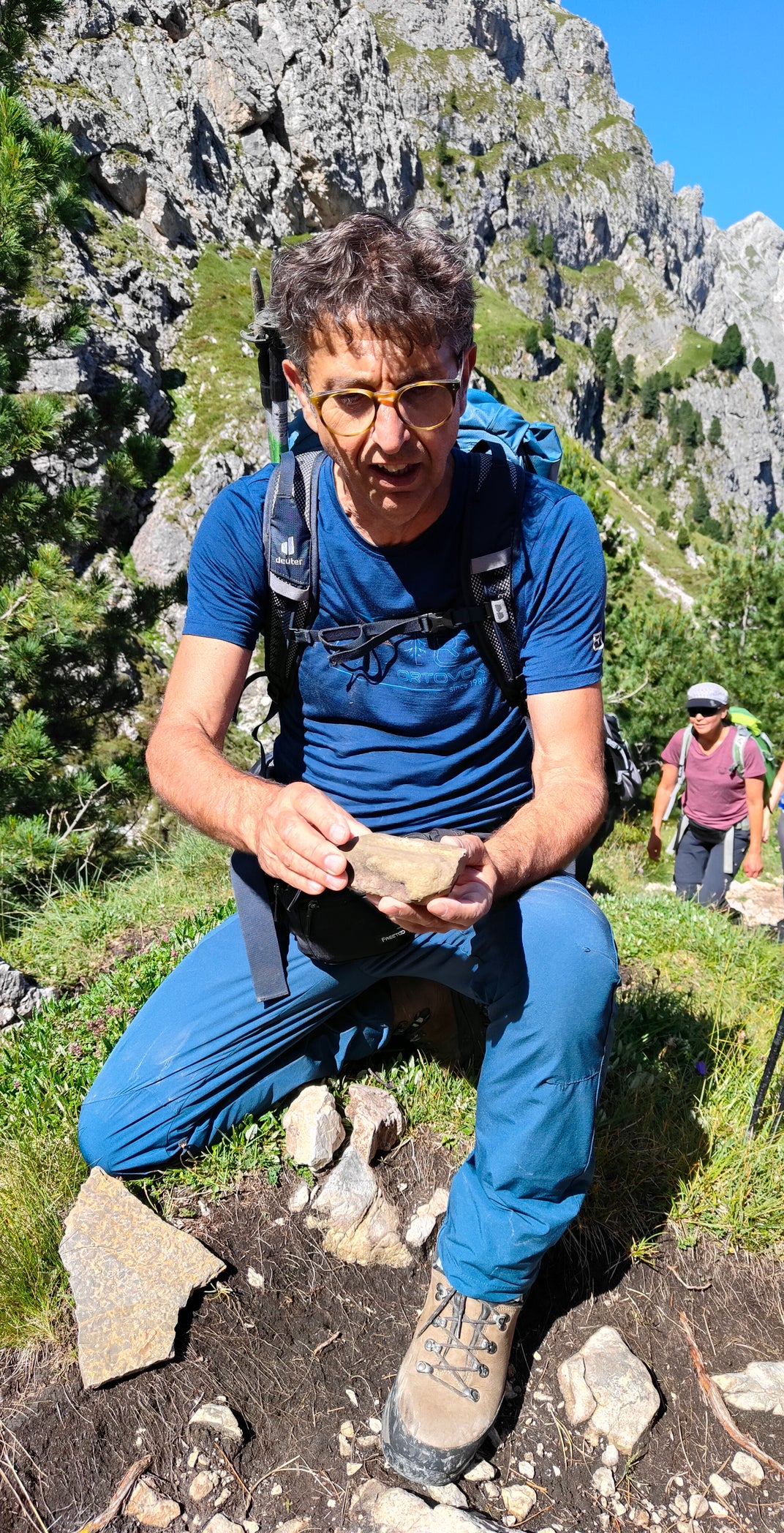 Corrado Morelli vom Amt für Geologie und Baustoffprüfung erzählte den Teilnehmerinnen und Teilnehmern viel Wissenswertes rund um die Dolomiten. (Foto: LPA/Stiftung Dolomiten UNESCO)